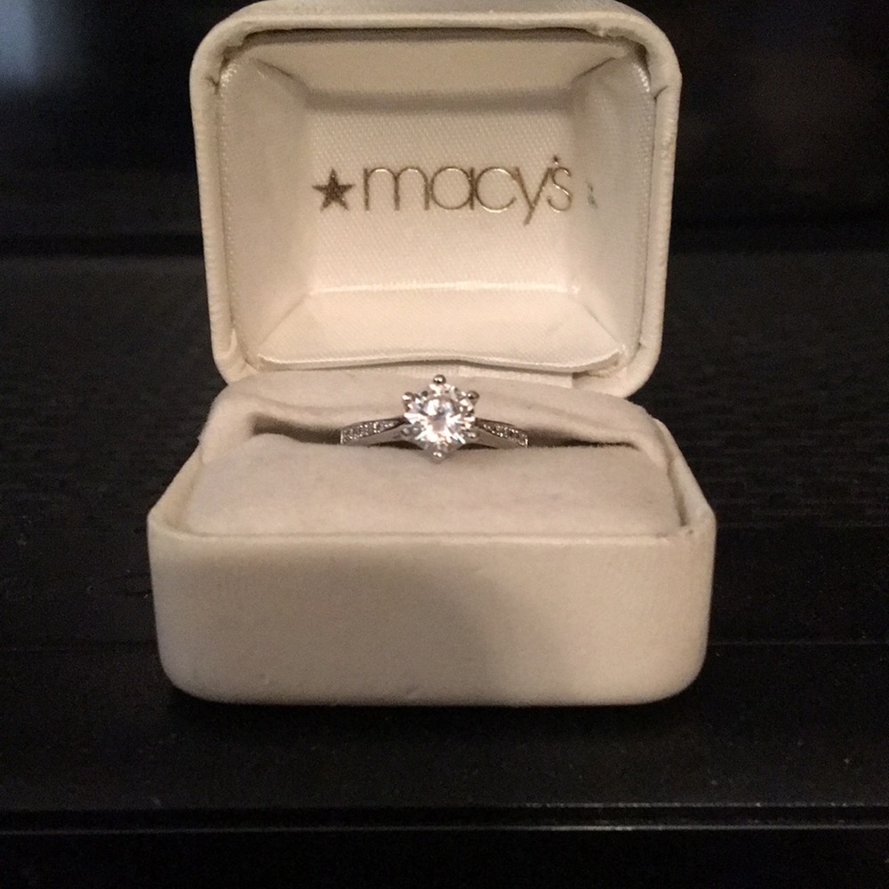Gorgeous cubic zirconia engagement ring